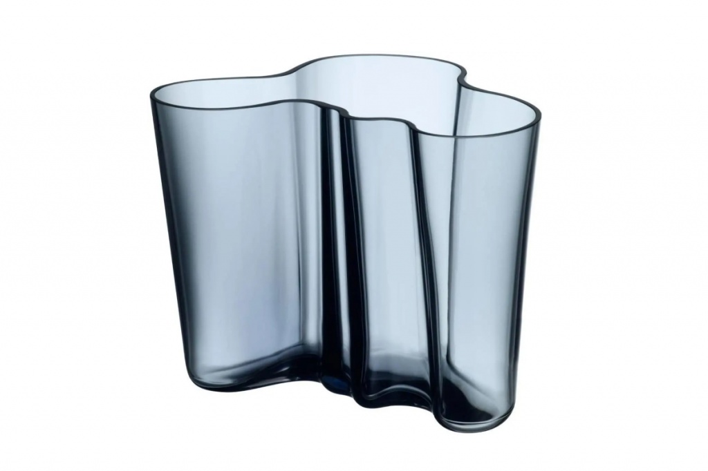 Ваза Аалто стеклянная ваза "Savoy", оригинальный дизайн которой был разработан АлваромАалто и Айно в 1936 году для конкурса дизайнеров стекла, организованного фабриками Karhula и Iittala.